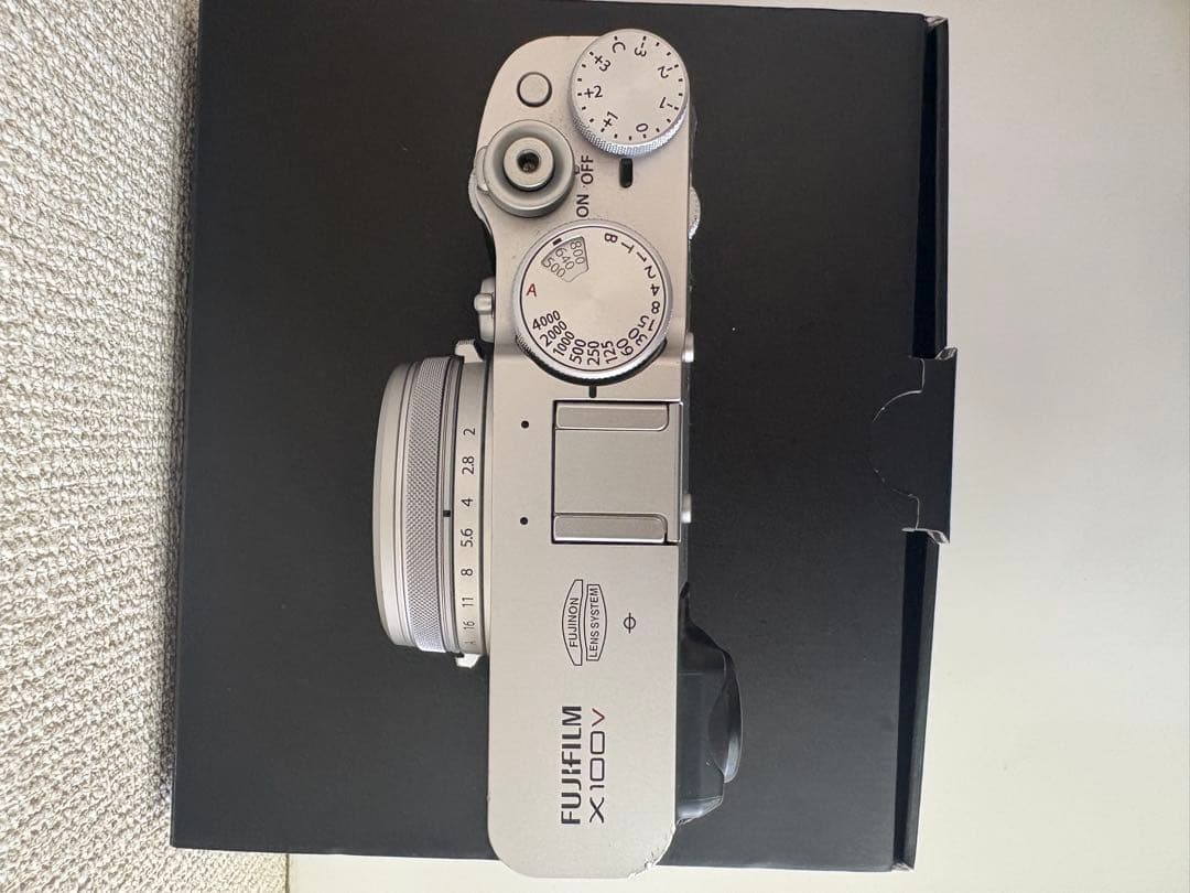 FUJIFILM X100V シルバー【ショット数4,800回・付属品多数】