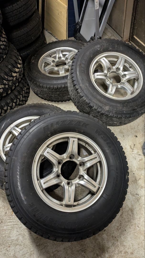 直接引取のみ　奈良　ハイエース　スタッドレスタイヤホイールセット