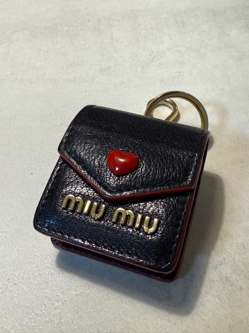 MIU MIU AirPodsイヤホンケース