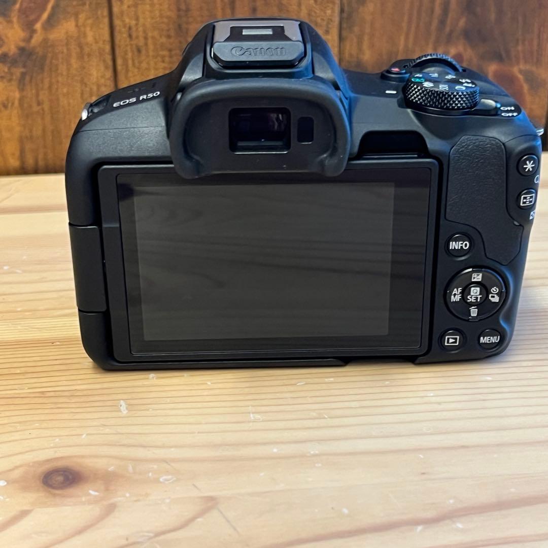 【箱有り新品級】Canon EOS R50 ミラーレスカメラ SDカード
