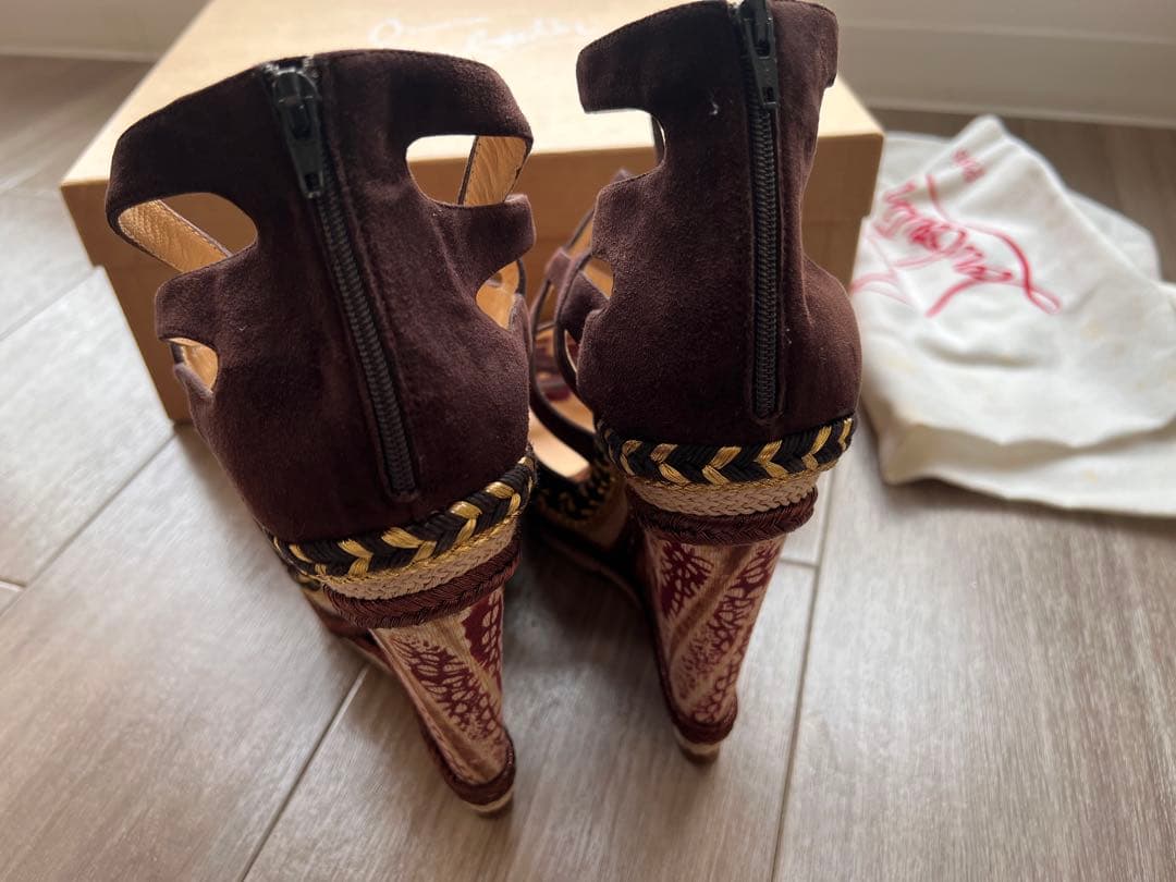 クリスチャン•ルブタン　ダークブラウン スエード ストラップサンダル