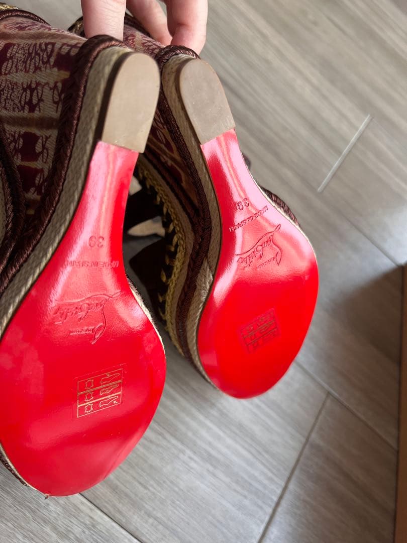 クリスチャン•ルブタン　ダークブラウン スエード ストラップサンダル