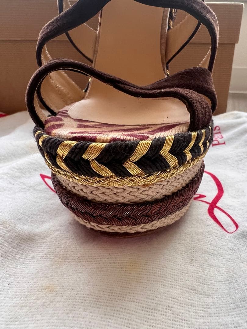 クリスチャン•ルブタン　ダークブラウン スエード ストラップサンダル