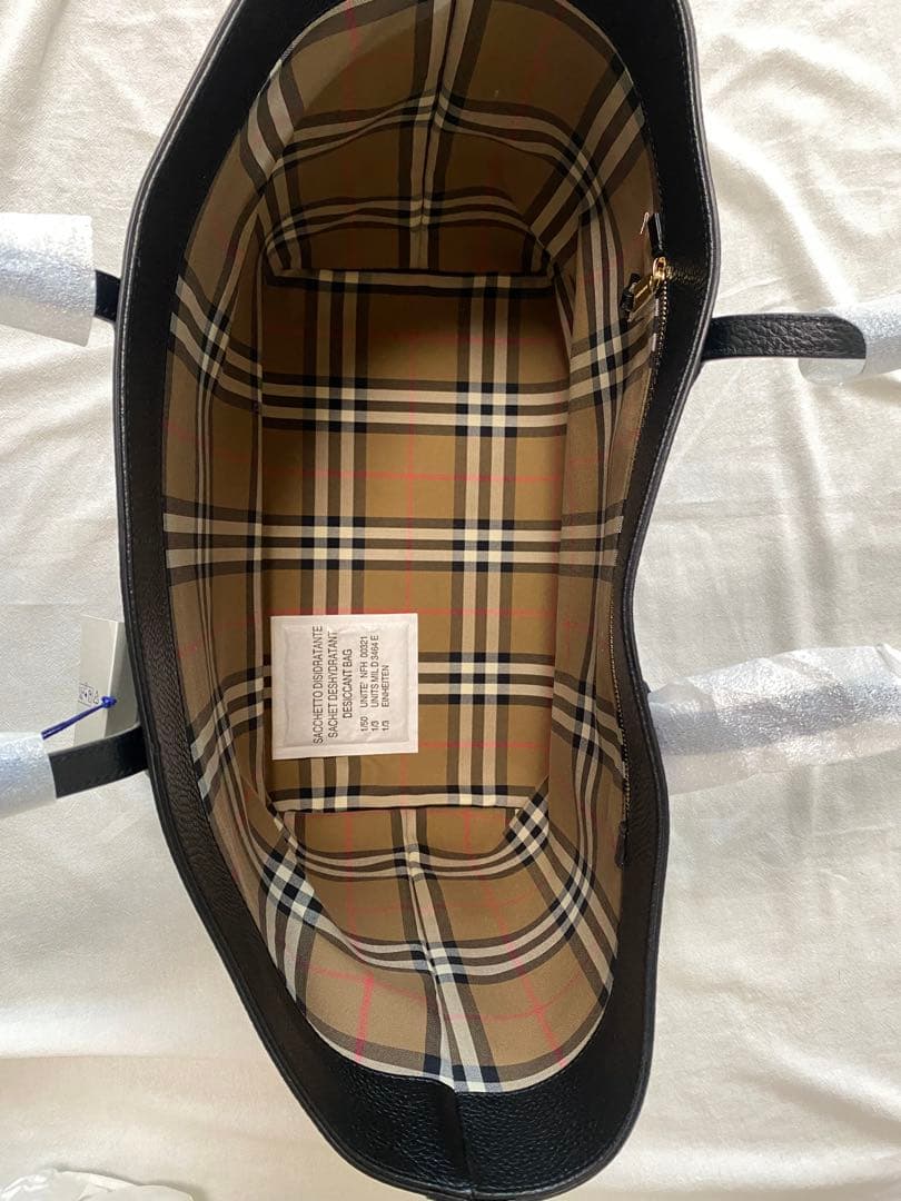 【新品未使用】BURBERRY ブラック レザー トートバッグ