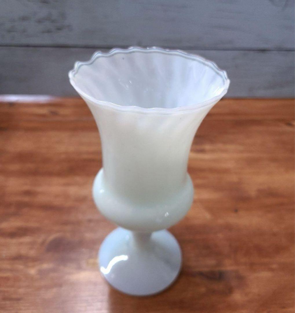 フランスアンティーク オパリンガラス フラワーベース フリル 花瓶 花器