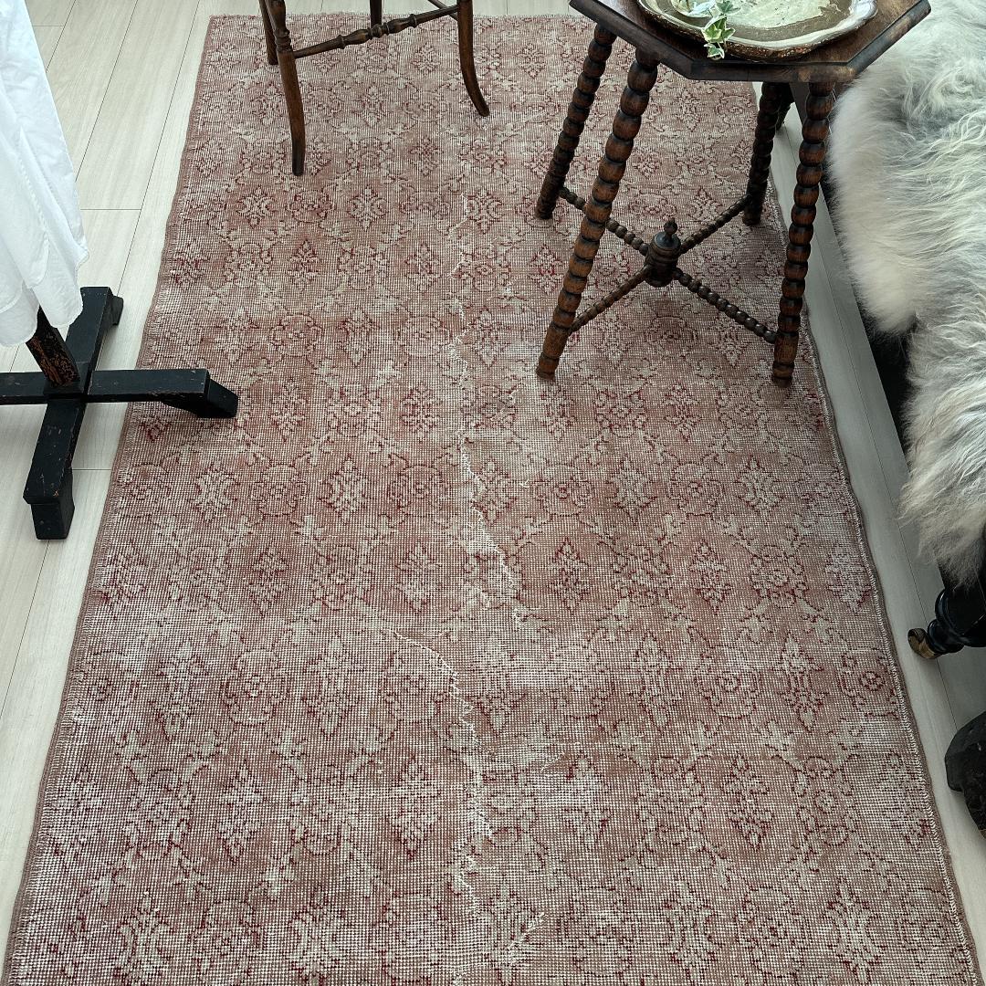 トルコ ヴィンテージラグ A95 レア人気柄 紋章 ピンクベージュ レッド