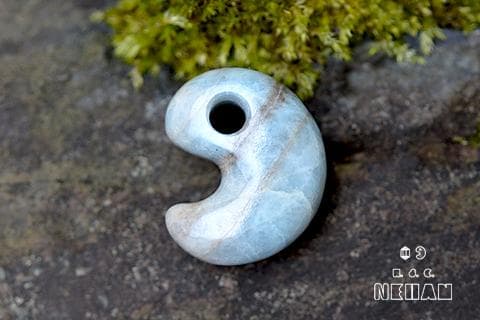 【入りコン沢・青・高品質】糸魚川翡翠輝石・勾玉　約8.1g・2.3cm