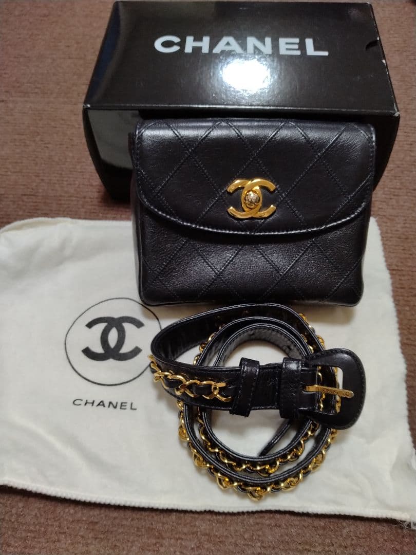 CHANEL ブラックレザー ボディバッグ