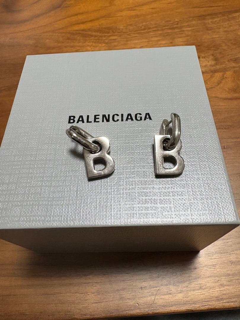 バレンシアガ ピアス