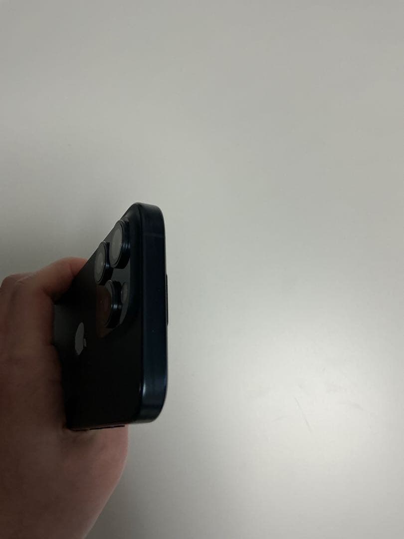 iPhone15pro＋Apple純正シリコンケース、社外ガラスフィルム付