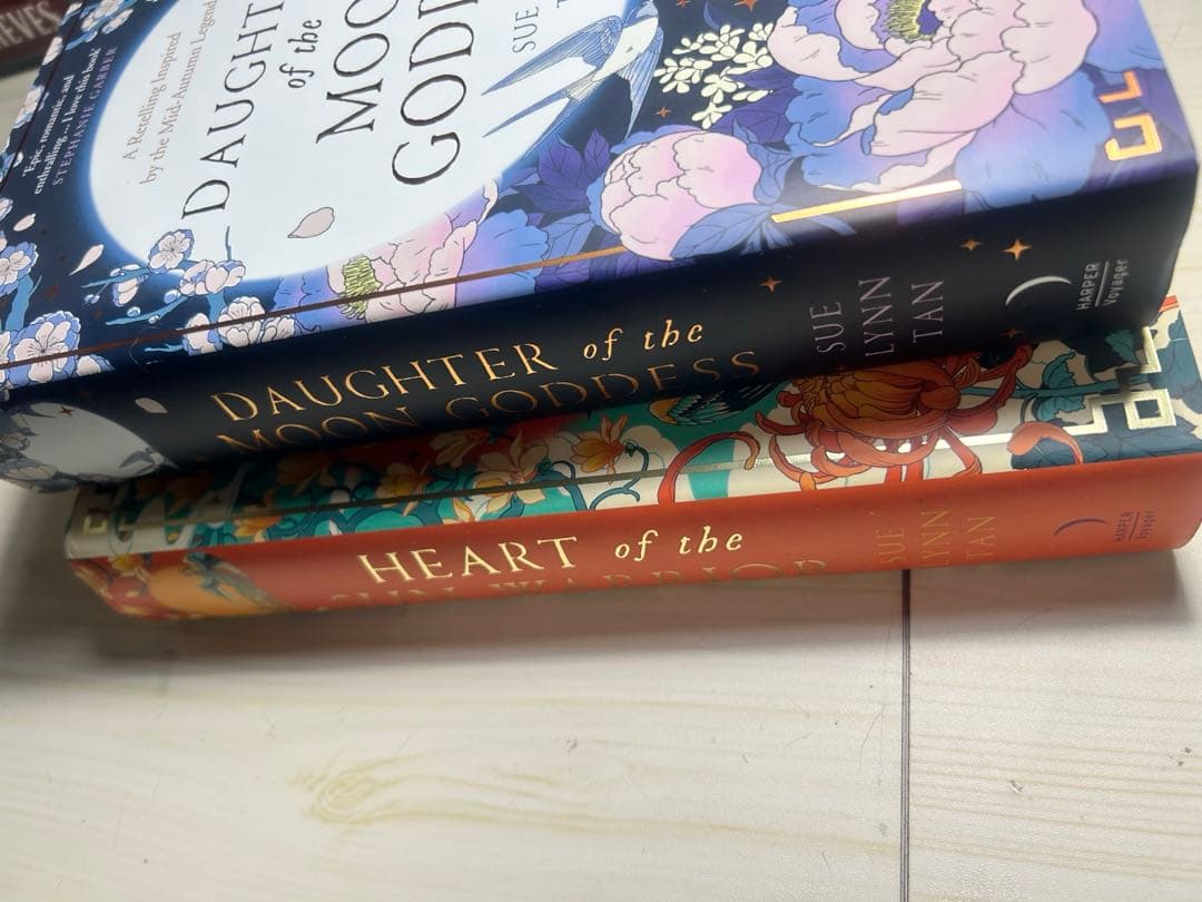 洋書 Daughter of the moon godness (Fairyloot)