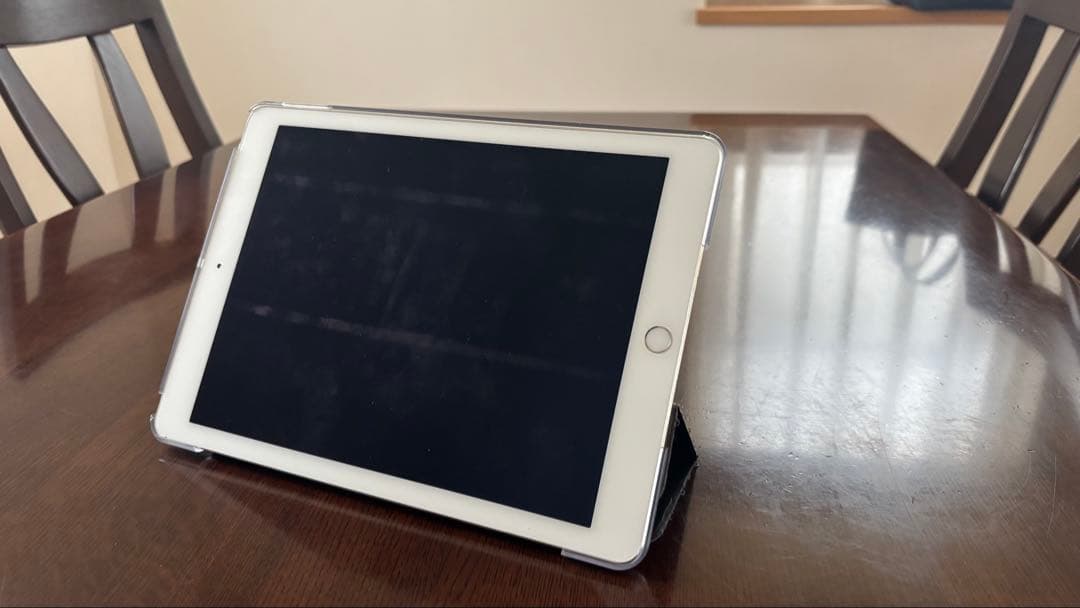 Apple iPad シルバー 本体 スタンドカバー付き