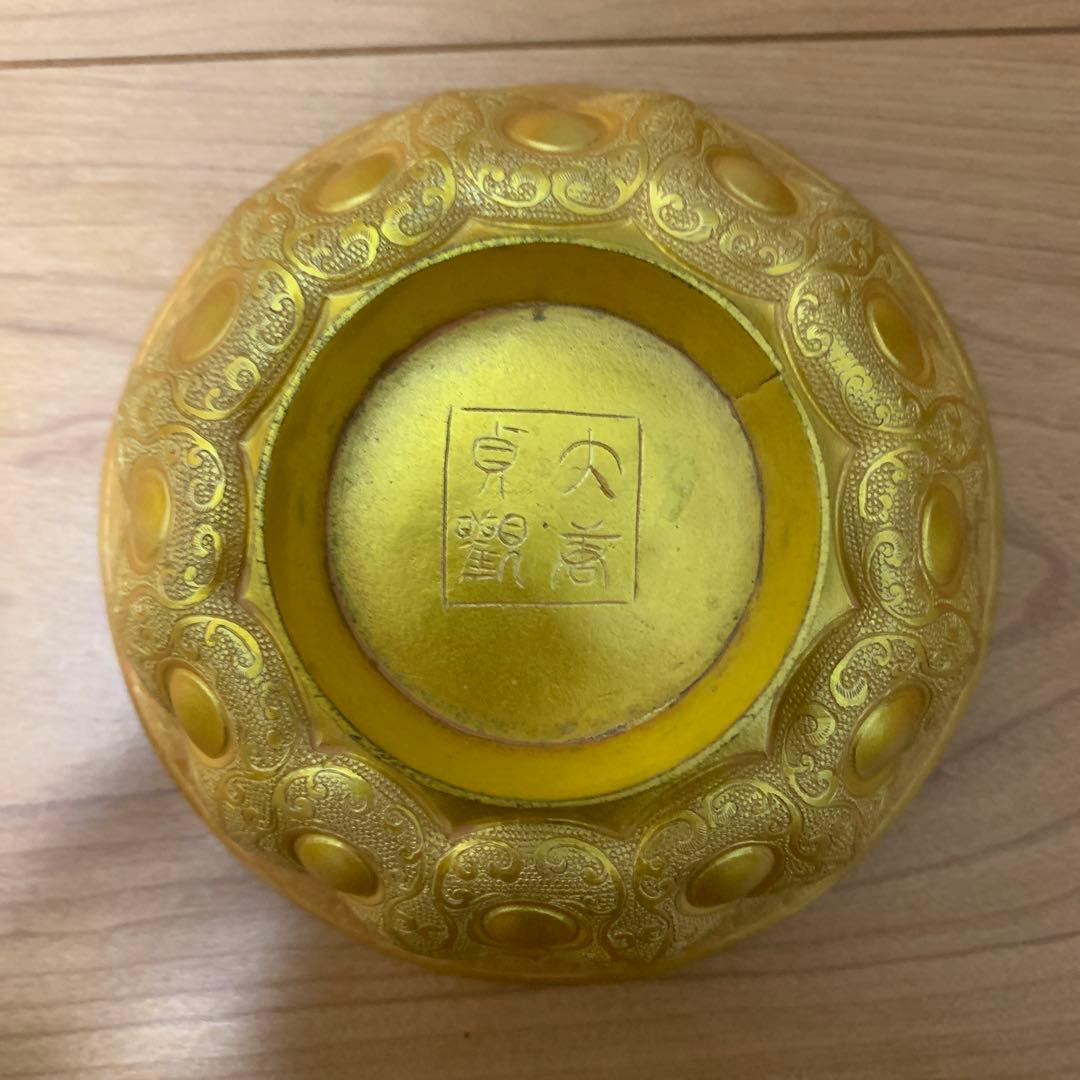 金色 彫刻模様 丸型工芸品