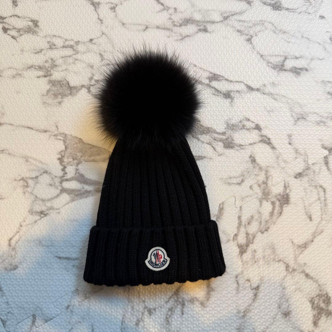 ち　　MONCLER ブラック ニット帽 ポンポン付き