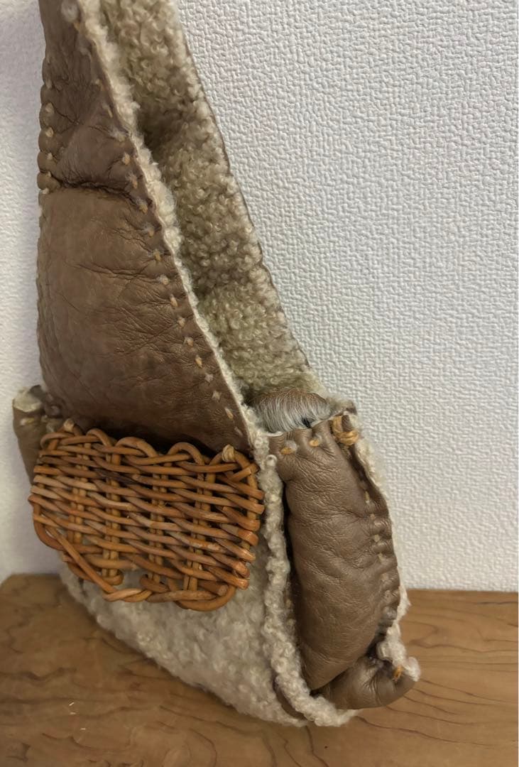 eb.a.gos ムートン×レザーミニバッグ