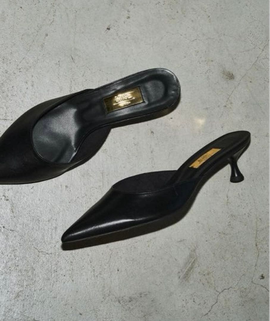 GRISE ブラック ポインテッドトゥ ミュール M