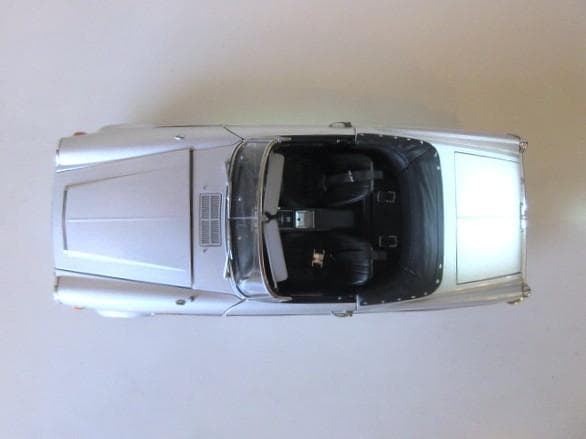 あまさん専用 AUTOart 1/18 ダットサン フェアレディ 2000