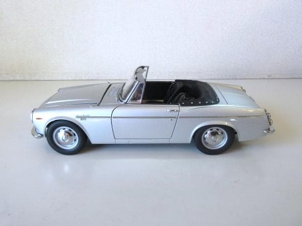 あまさん専用 AUTOart 1/18 ダットサン フェアレディ 2000