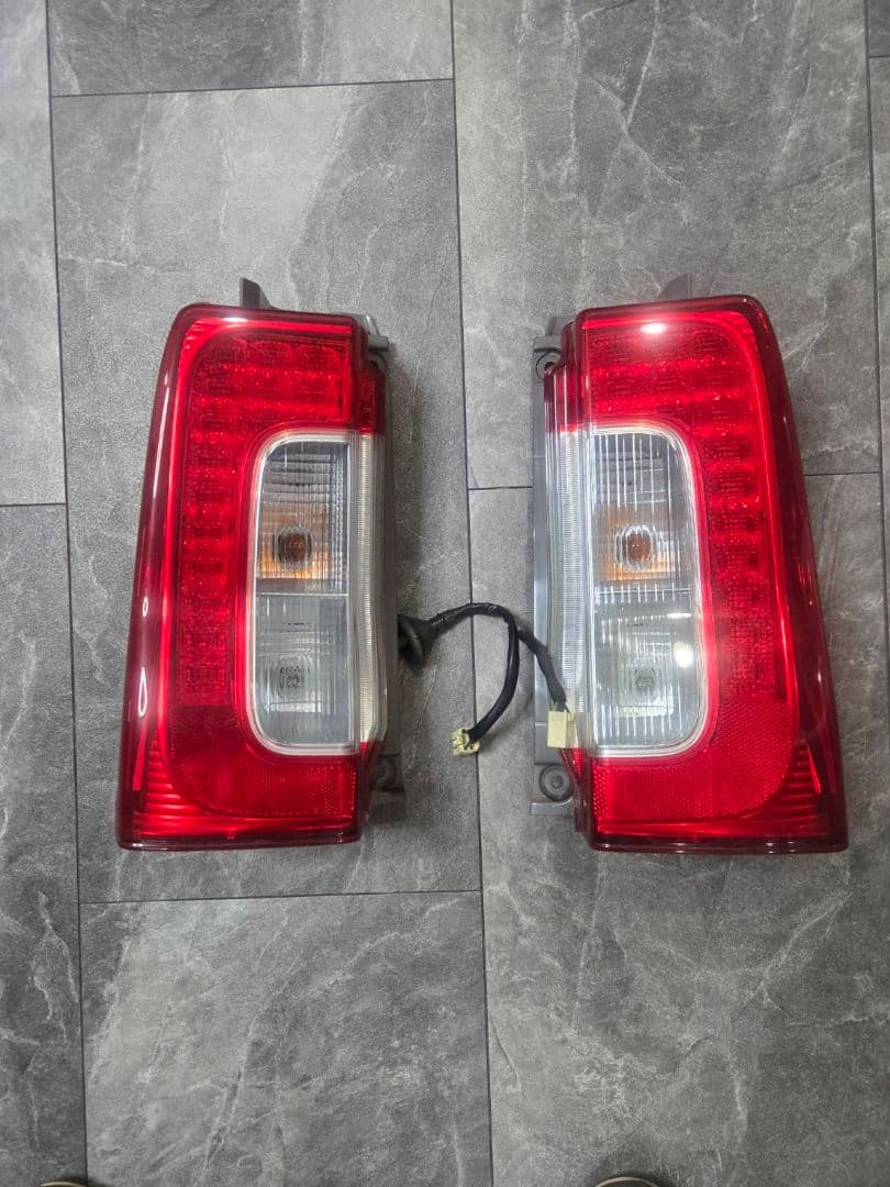 LA600S 　ダイハツ　タント　テールランプ