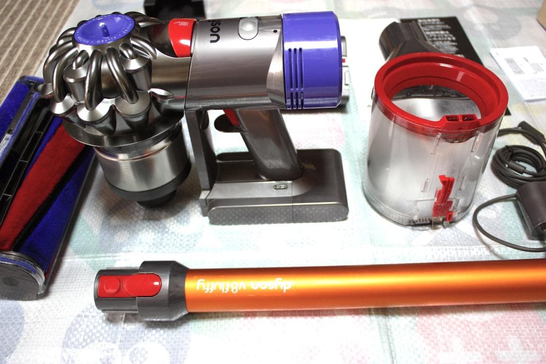 ダイソン Dyson V8 Fluffy スティッククリーナー 本体・付属品一式
