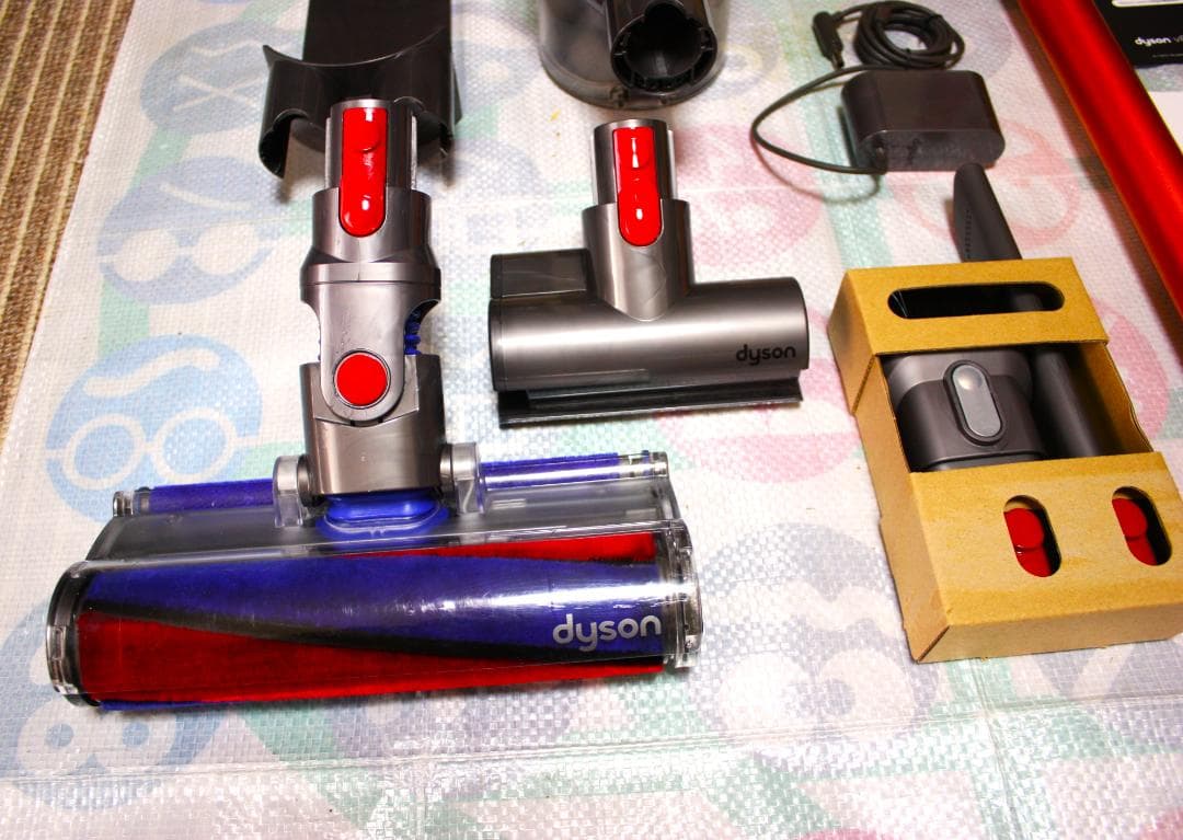 ダイソン Dyson V8 Fluffy スティッククリーナー 本体・付属品一式