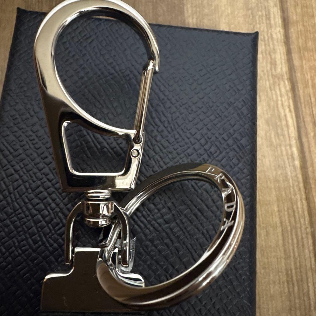 みいPRADA ブラック レザー キーリング