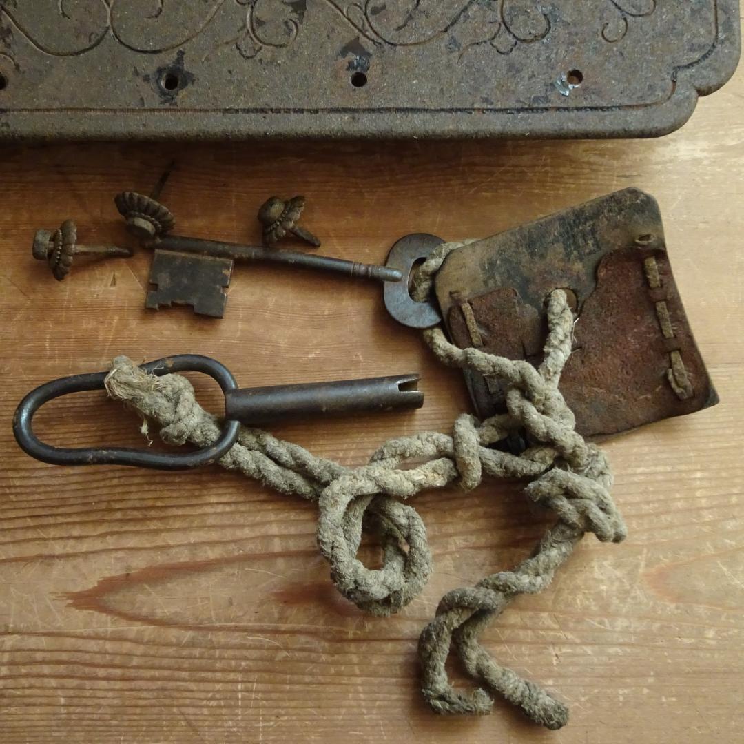 錆び鉄　古鉄　蔵 金具　鍵付き　アンティーク　古民具　オブジェ　土蔵の蔵戸の金具