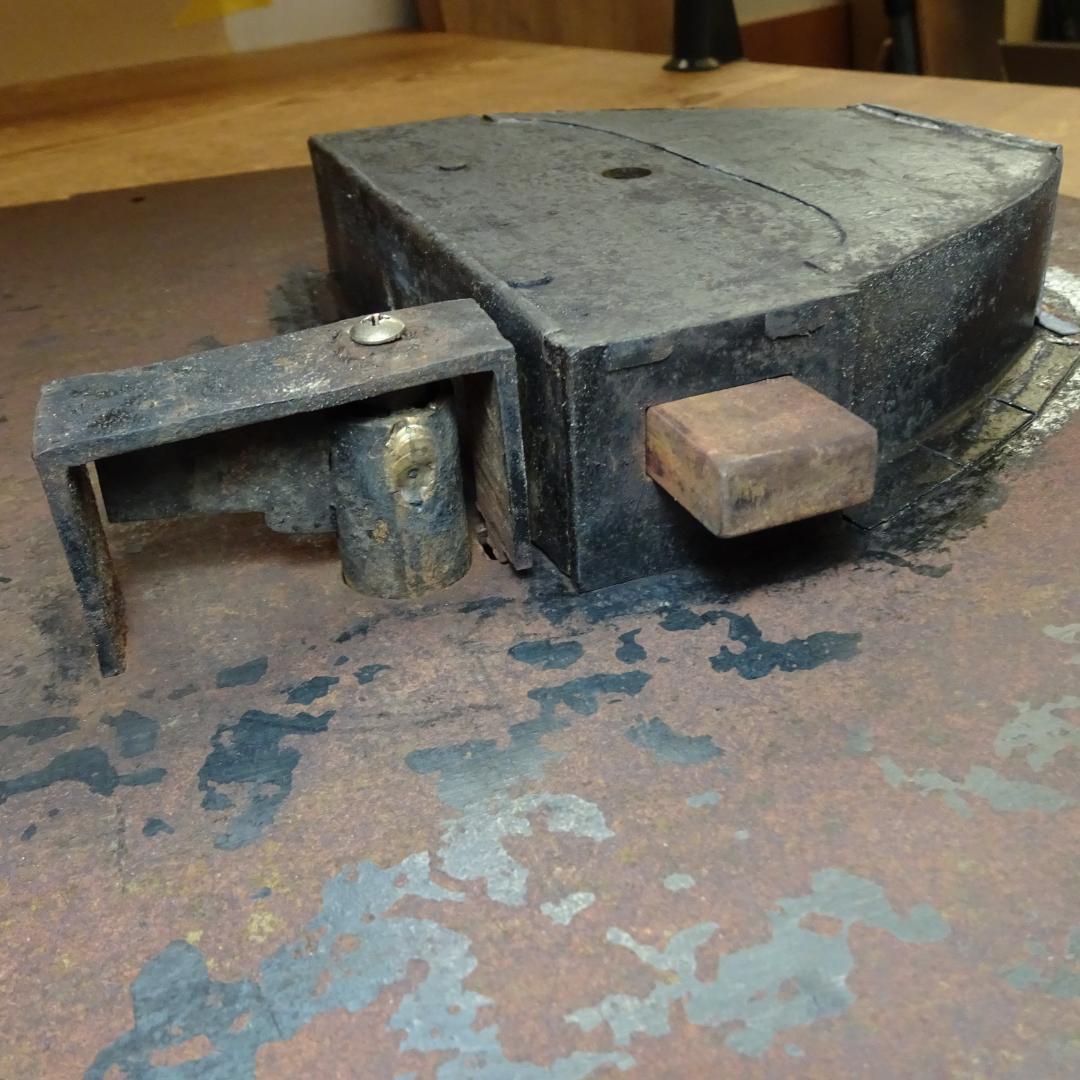 錆び鉄　古鉄　蔵 金具　鍵付き　アンティーク　古民具　オブジェ　土蔵の蔵戸の金具