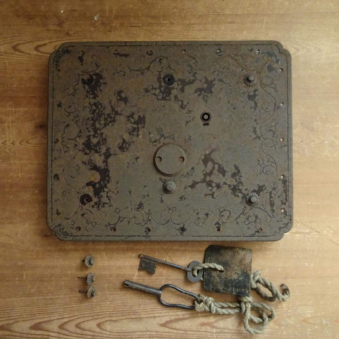錆び鉄　古鉄　蔵 金具　鍵付き　アンティーク　古民具　オブジェ　土蔵の蔵戸の金具