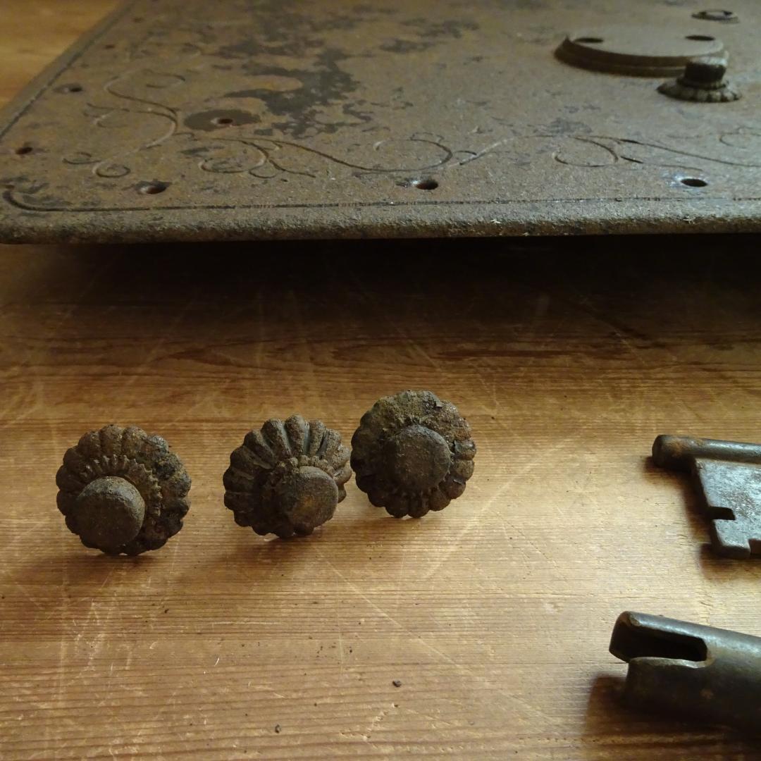 錆び鉄　古鉄　蔵 金具　鍵付き　アンティーク　古民具　オブジェ　土蔵の蔵戸の金具