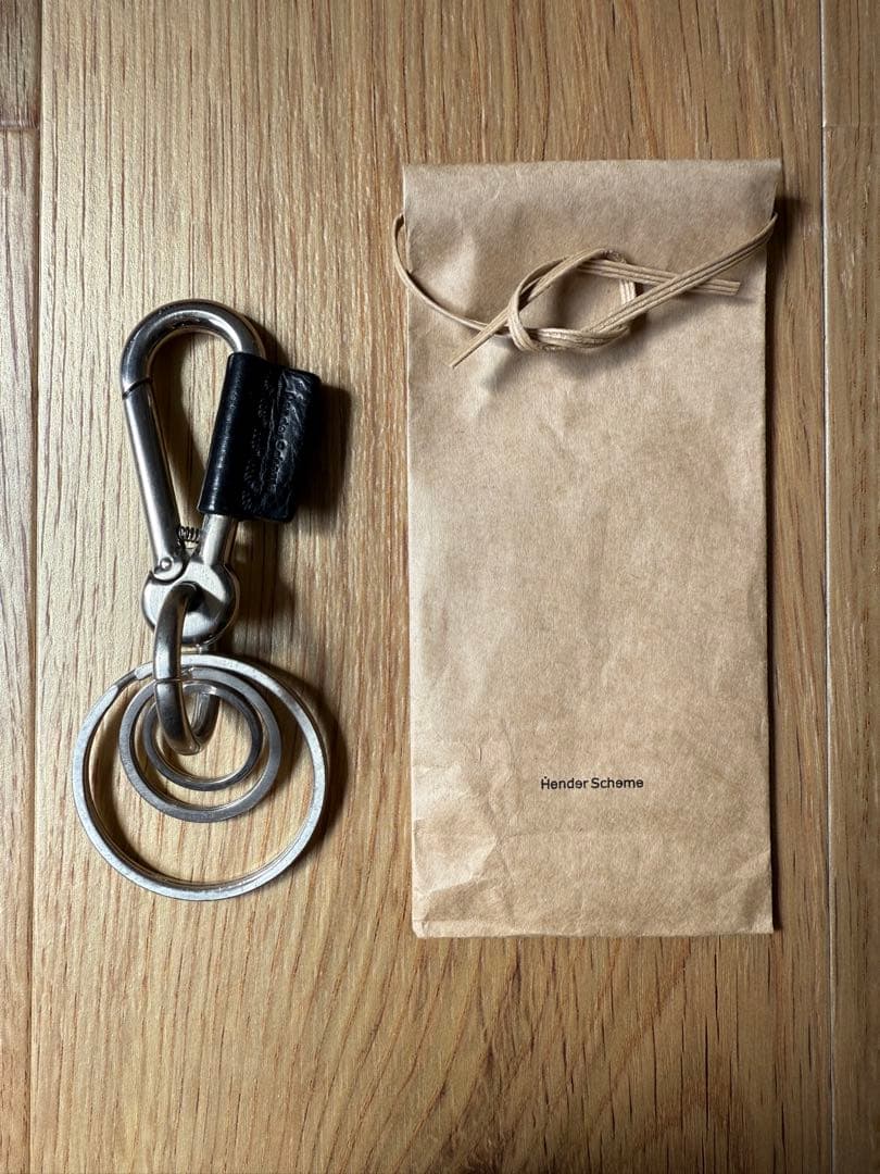 エンダースキーマ　カラビナ　ブラック