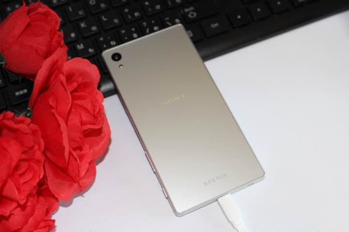 ほとんど使用なし　ソフトバンク Xperia Z5. シルバー