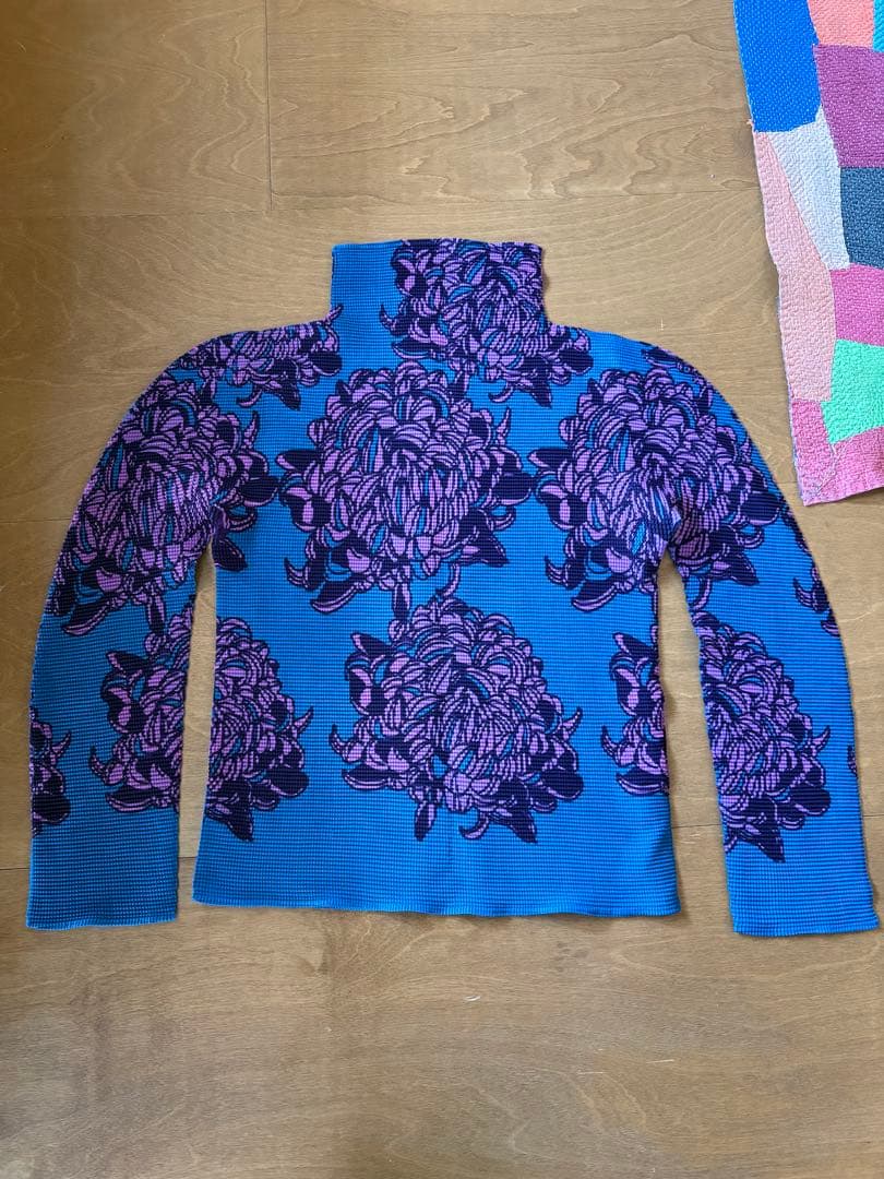 ISSEY MIYAKE me 花柄タートルネック