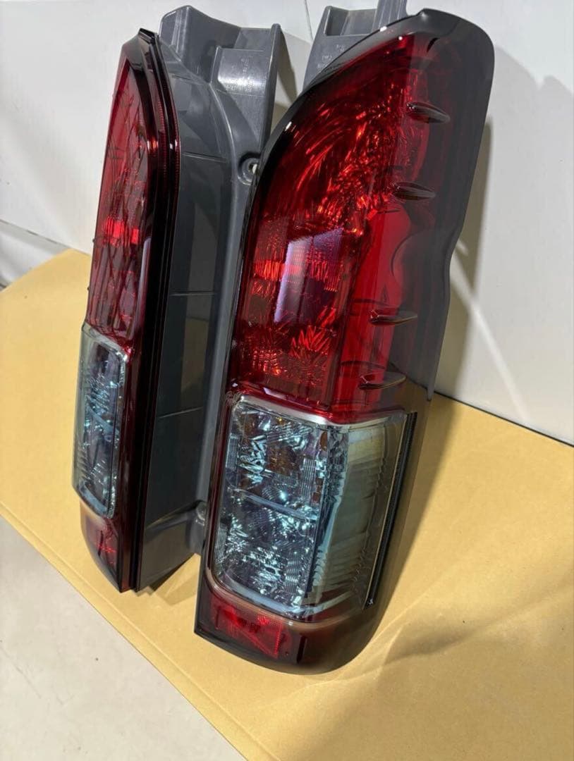 【ハイエース 200系純正 テールライトのスモーク 塗装品】