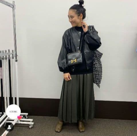 金子綾×TOMORROWLAND ウェットフェイクレザー パフスリーブブルゾン