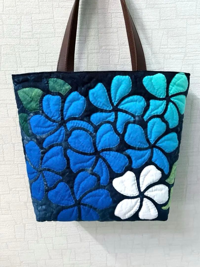 ハワイアンキルトトートバッグ　紺　　グラデーション　プルメリア