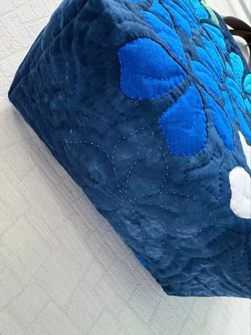 ハワイアンキルトトートバッグ　紺　　グラデーション　プルメリア