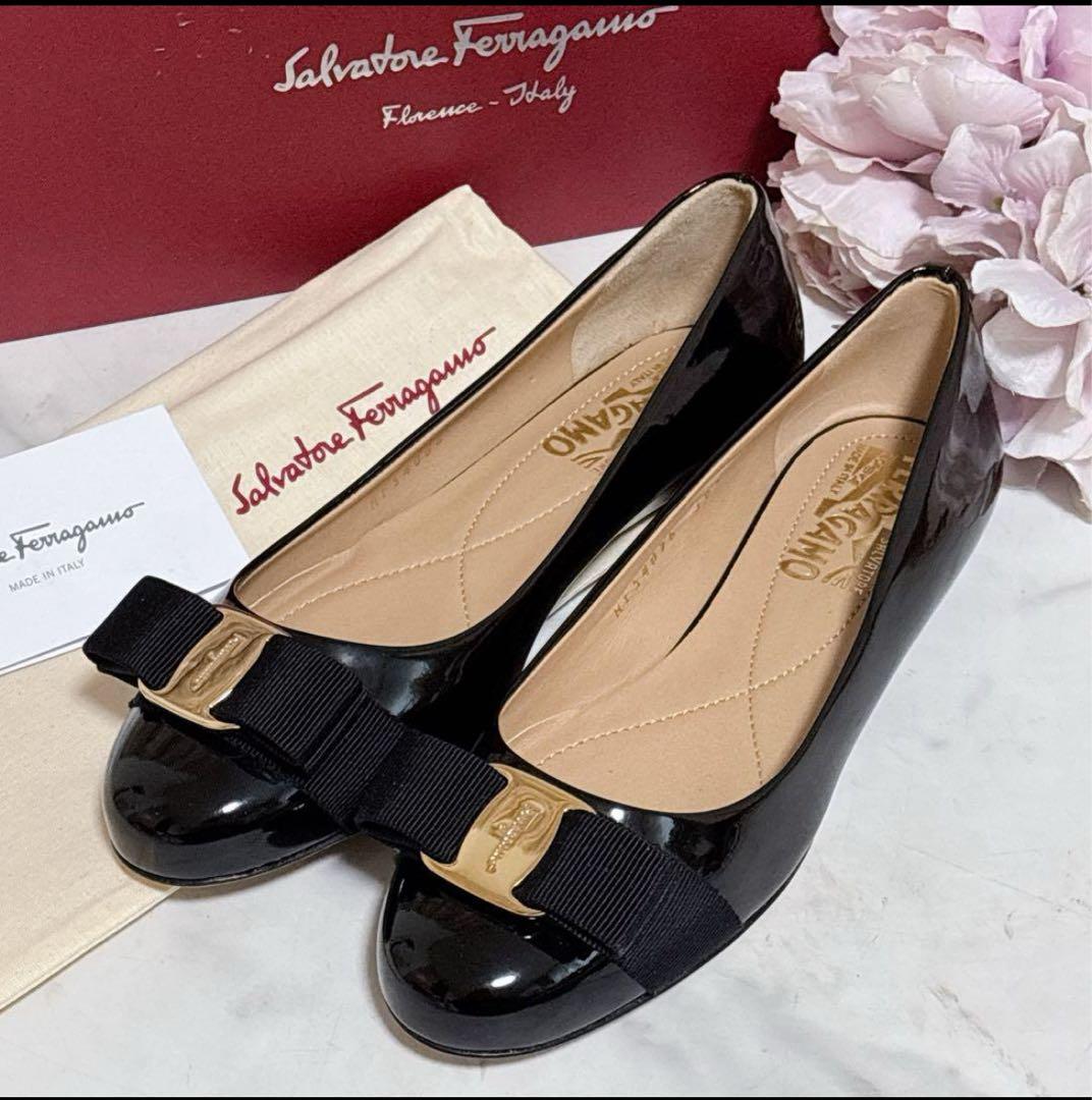 未使用品フェラガモ ヴァリナ バレエシューズ ヴァラ リボン エナメル ブラック