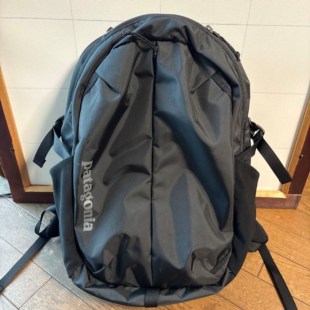 Patagonia ブラック リュック “レフュジオ・デイパック 26L”