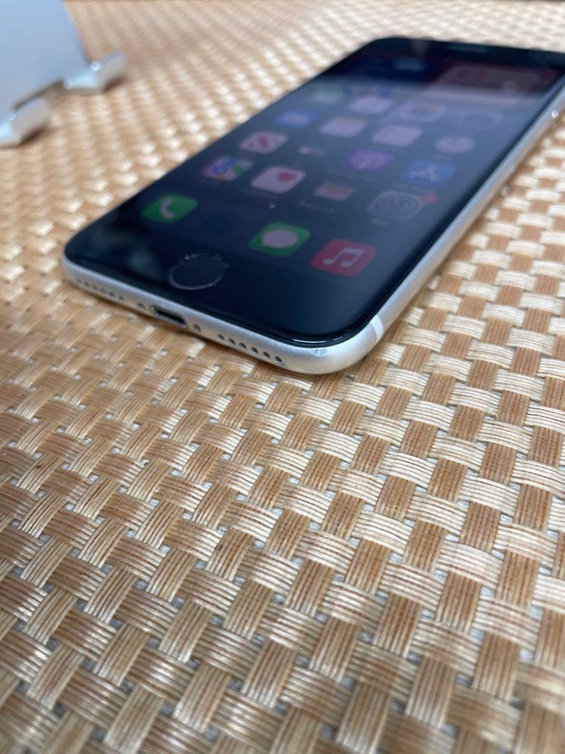 iPhone SE第3世代 64 GBスターライトSIMフリー【4704】