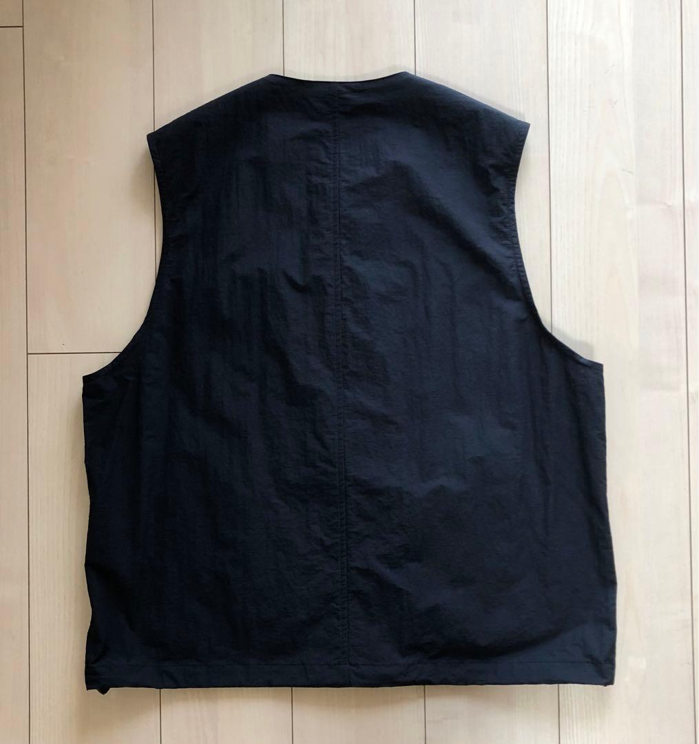 2025SS）STILL BY HAND CNクルーネックベスト