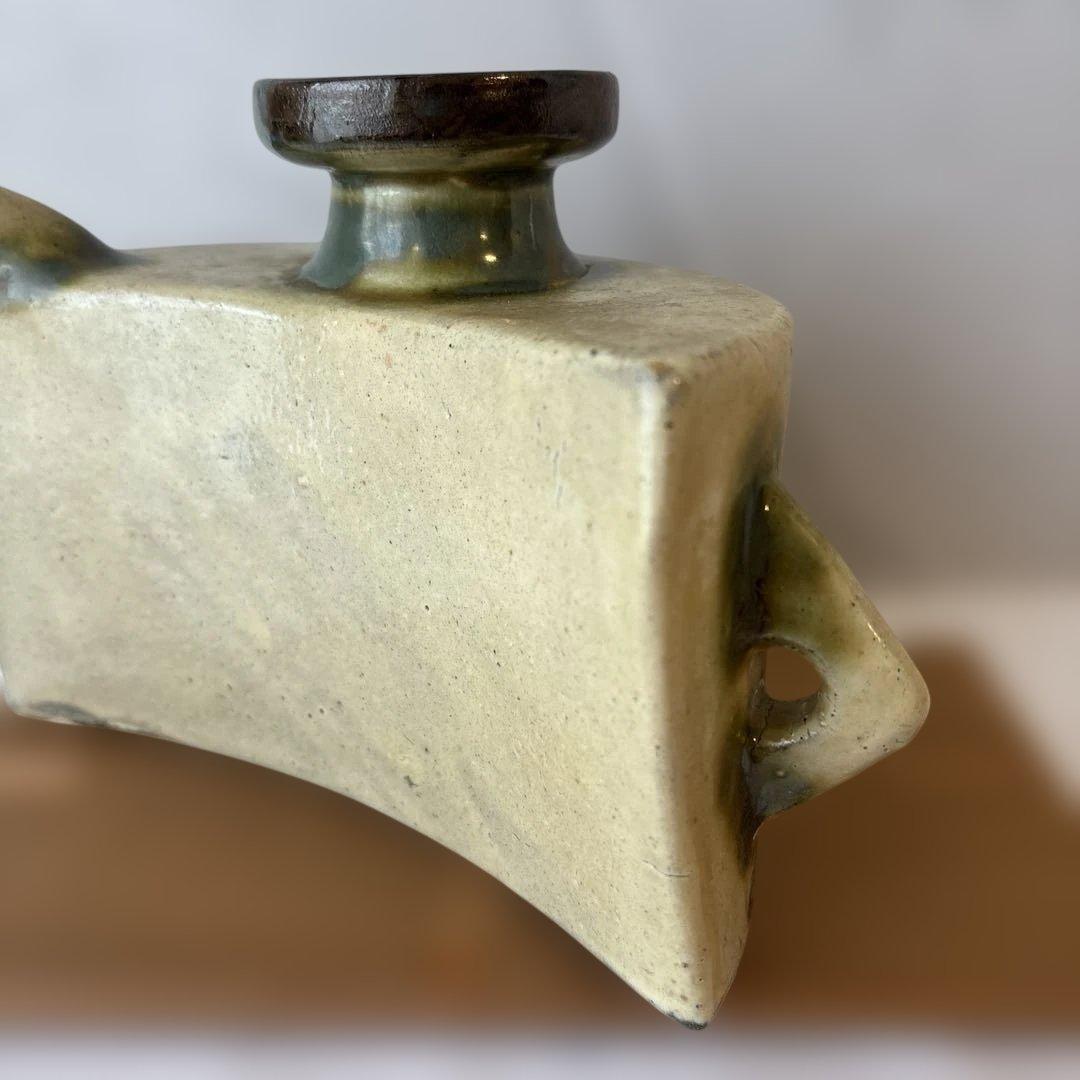 金城次郎　線彫魚文　抱瓶