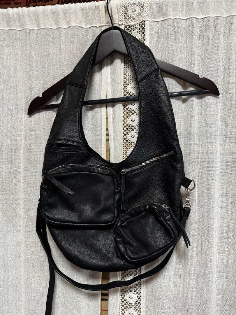 ヒロココシノ　黒のレザーショルダーバッグ(ひったくり防止紐付き)