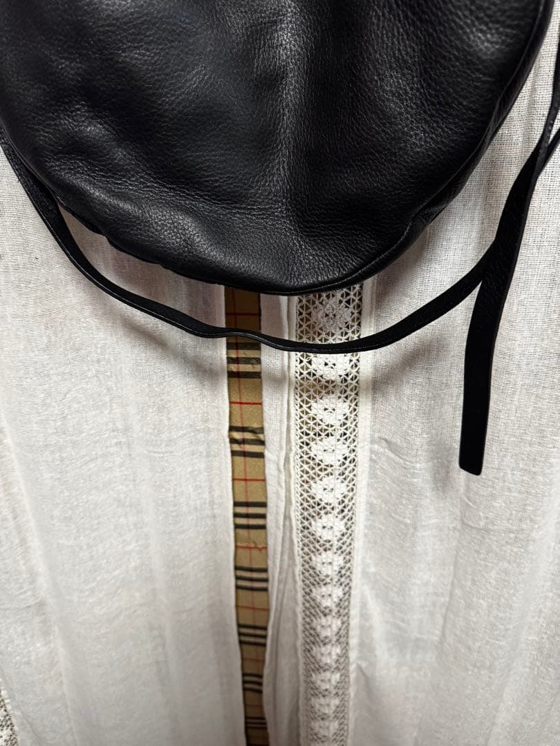 ヒロココシノ　黒のレザーショルダーバッグ(ひったくり防止紐付き)