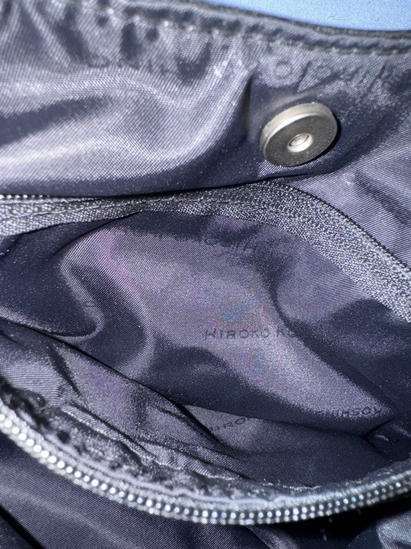 ヒロココシノ　黒のレザーショルダーバッグ(ひったくり防止紐付き)