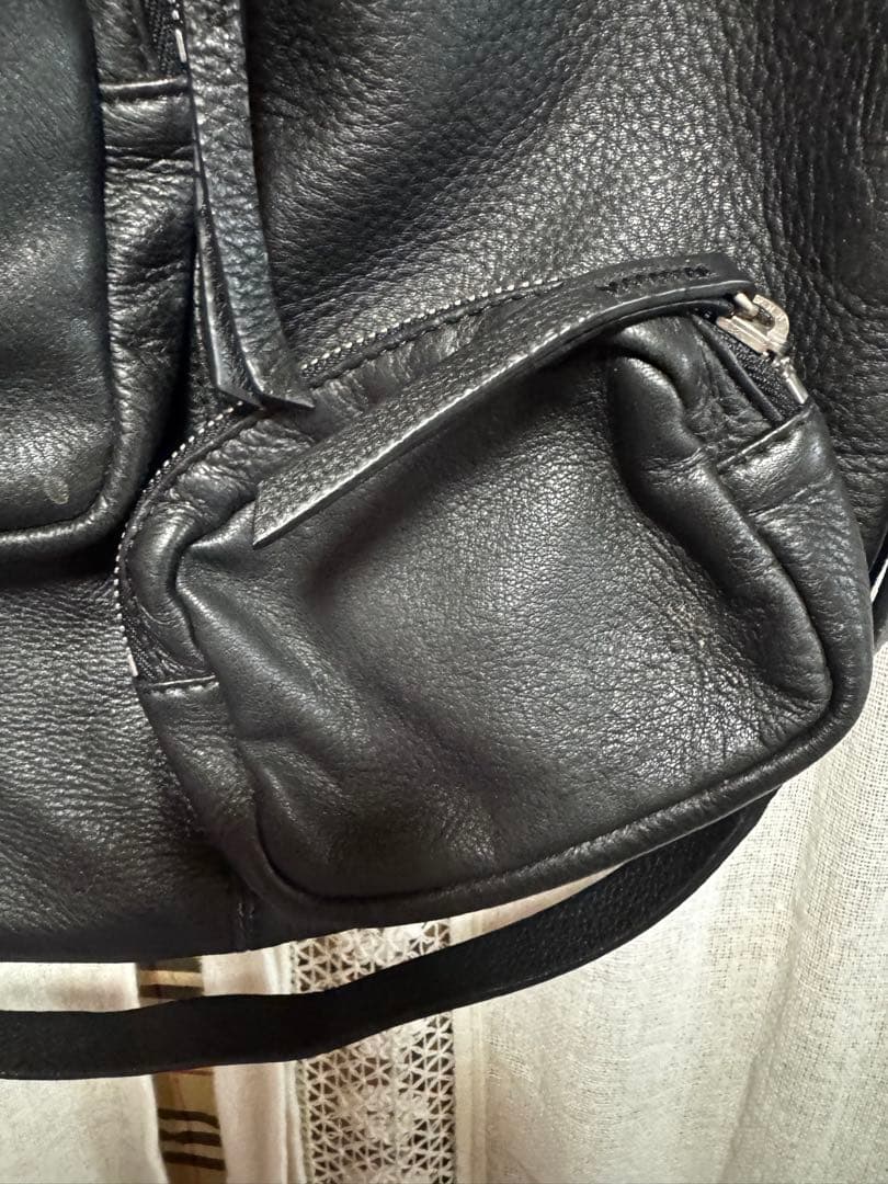 ヒロココシノ　黒のレザーショルダーバッグ(ひったくり防止紐付き)