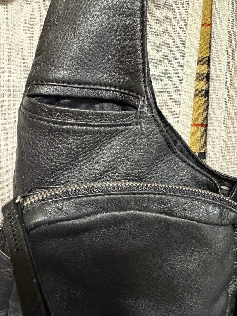 ヒロココシノ　黒のレザーショルダーバッグ(ひったくり防止紐付き)