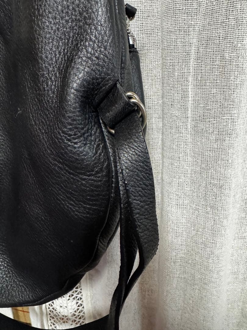 ヒロココシノ　黒のレザーショルダーバッグ(ひったくり防止紐付き)