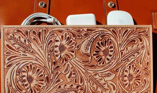 限定 68％オフ カービング 新品 PC ケース ポケット付 ブラウン 本革