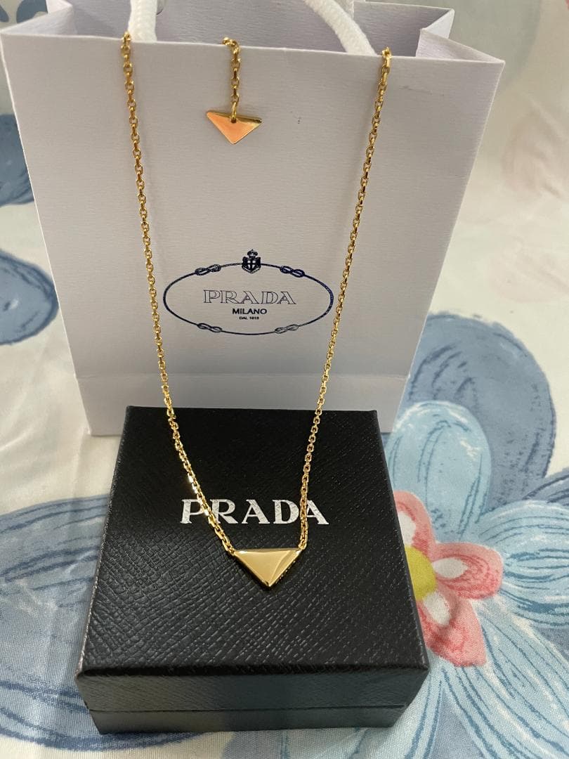 ゴールド/テテ愛用 プラダ ネックレス Prada 三角 ロゴ